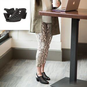 10 Narrow Black Munro Abby Sandal